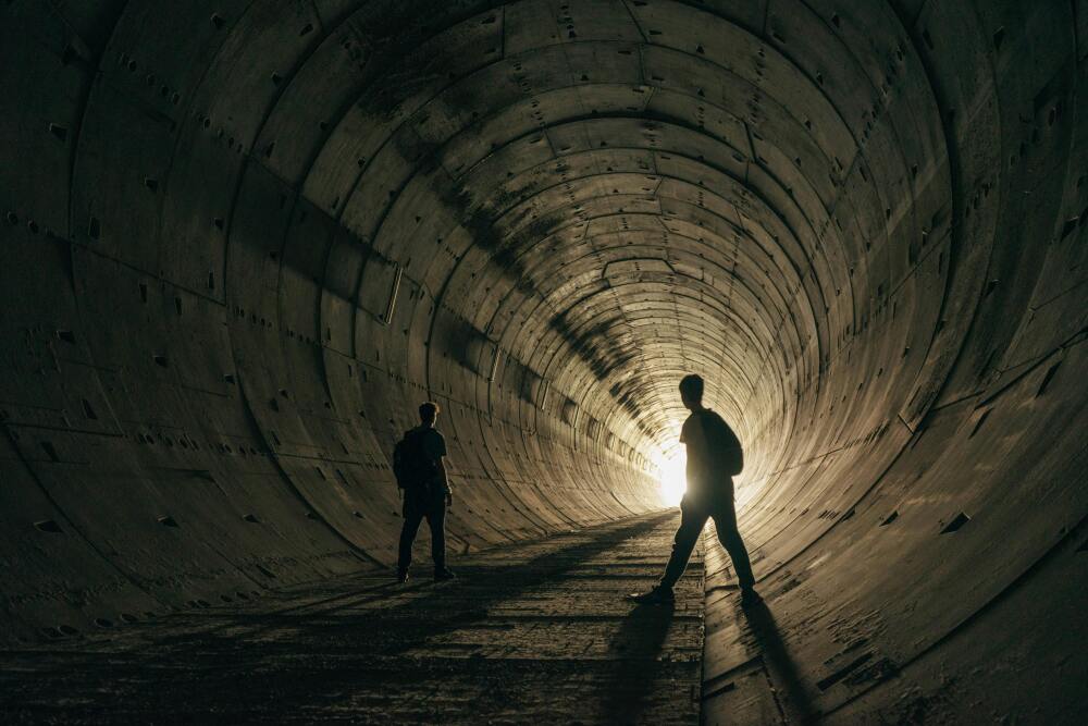 imagen de 2 personas caminando por un tunel